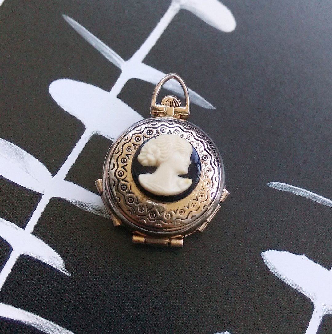 CORO CAMEO 四重奏  locket 项链坠。西洋古董饰品 - 项链 - 其他材质 紫色