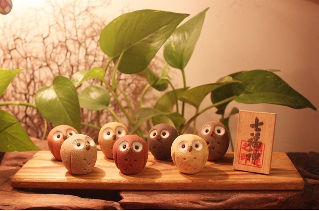 【猫头鹰 Owls】陶手作蛋蛋猫头鹰-七福神(大)+木头底座+木牌 - 摆饰 - 其他材质 