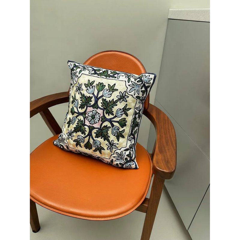 印度喀什米尔 Aari Work手工织品抱枕 - 枕头/抱枕 - 棉．麻 多色