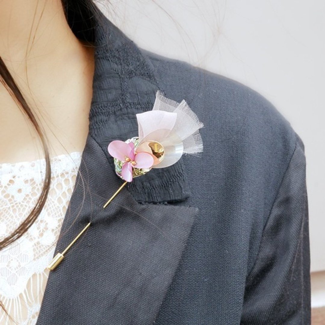 18kgf | Koburi blooming pin corsage | Liberty, organdy and sequins. | Rose - 胸花/手腕花 - 其他人造纤维 粉红色