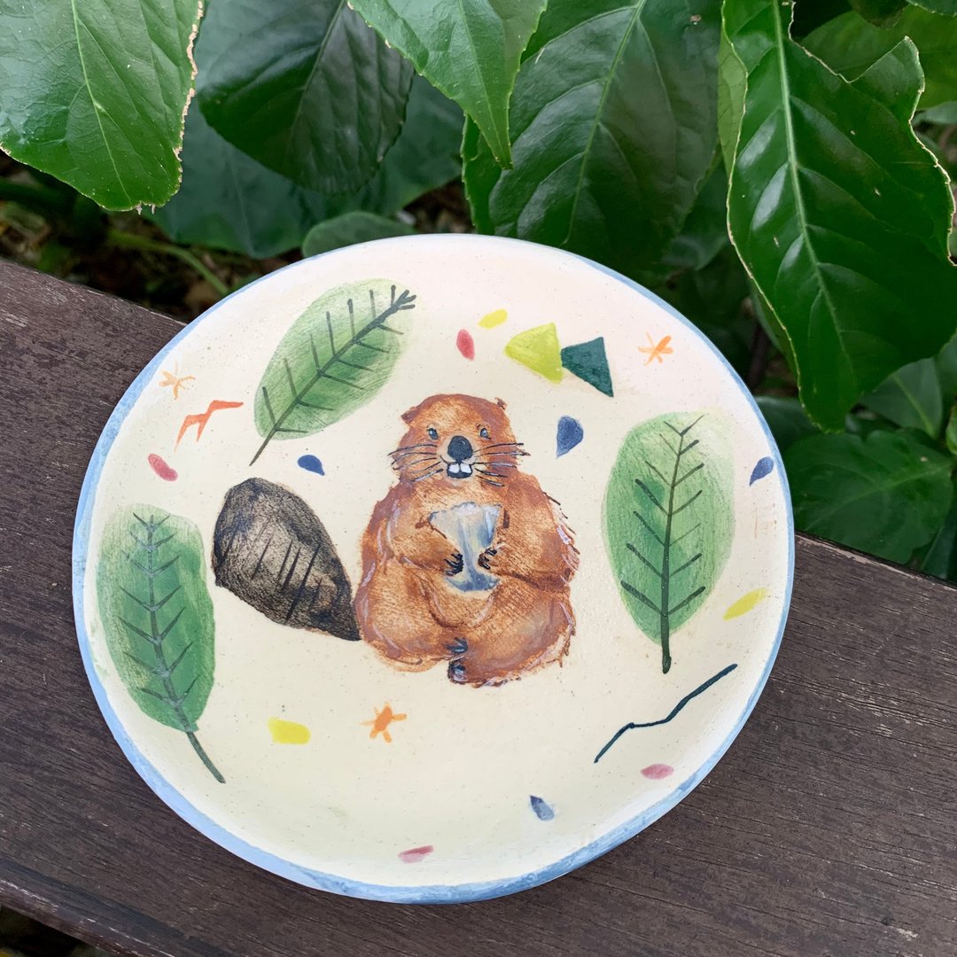 A Lu 水獭和它的扇贝陶盘/摆饰/礼物/陶画 手做手绘 仅此一件 - 摆饰 - 陶 多色