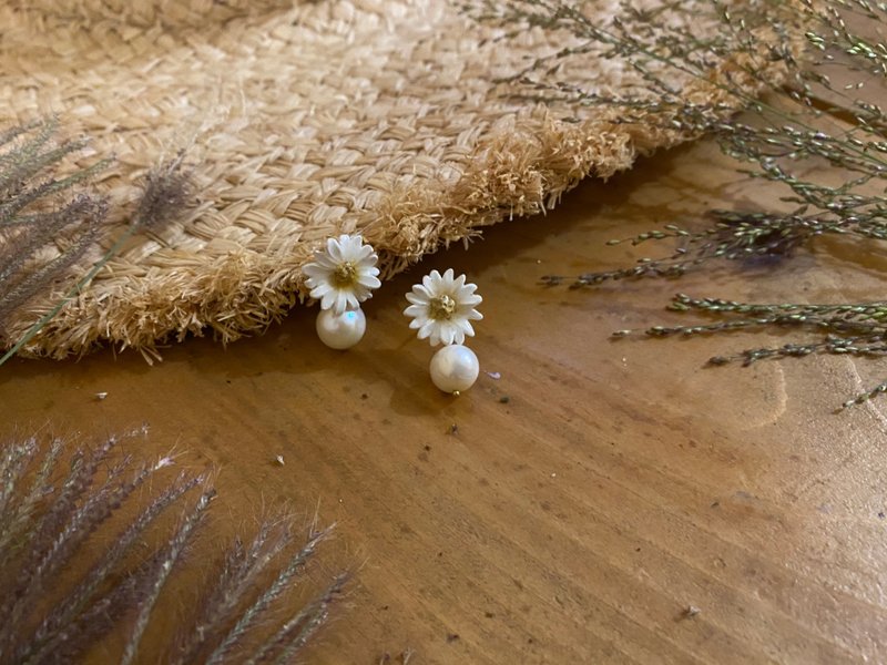 莉莉公主白雏菊 珍珠 垂坠式耳环 手工饰品 - 耳环/耳夹 - 陶 白色