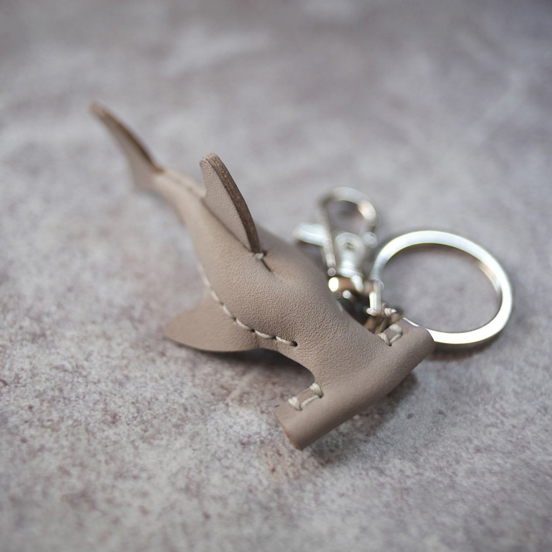 纯手工制 迷你 灰色 双髻鲨 Hammerhead shark Key holder - 钥匙链/钥匙包 - 真皮 灰色