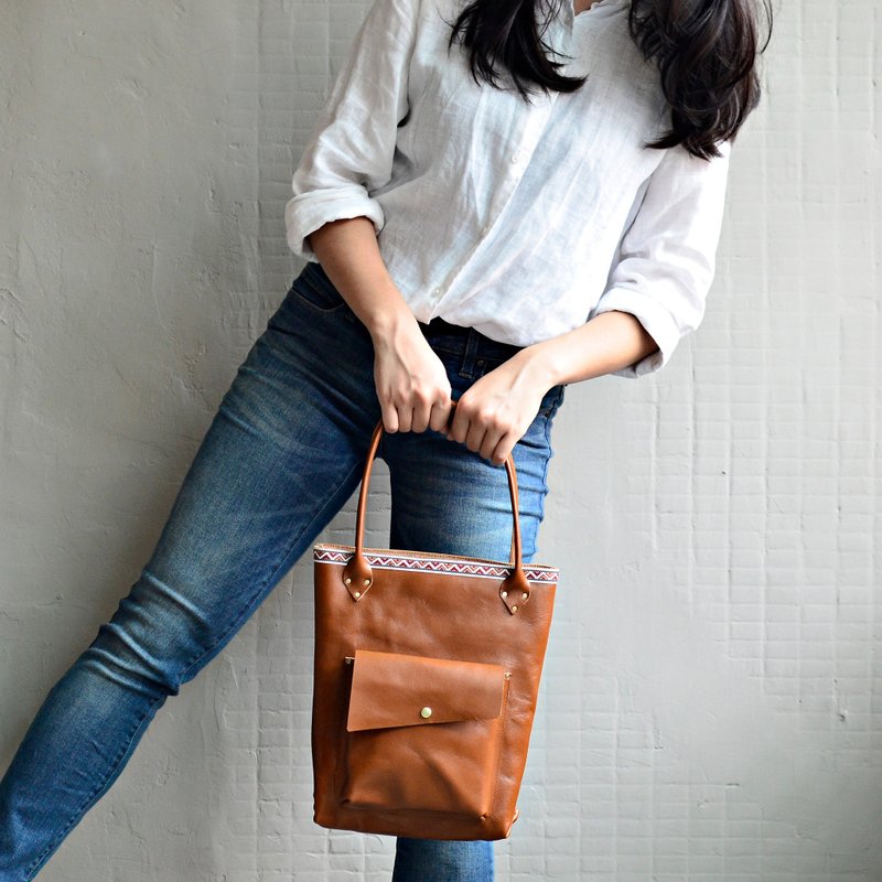 【嬉皮的全身家当】植鞣牛皮托特包 焦糖色皮革肩背包 手提 TOTE 民族 民俗风 情人节礼物 - 手提包/手提袋 - 真皮 咖啡色