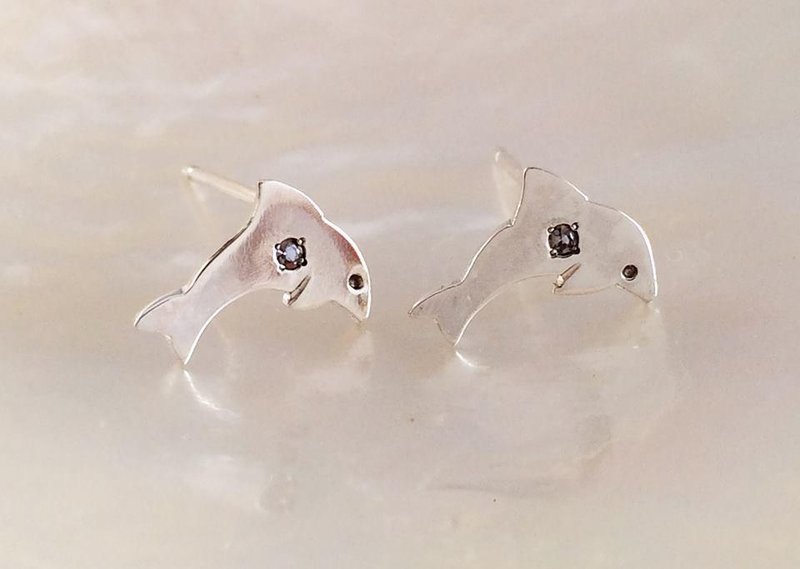Natural Alexandrite Dolphin Silver Earrings - 耳环/耳夹 - 其他金属 银色