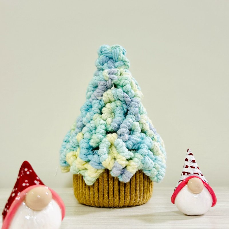 【手工制作】钩针圣诞树 耳环陈列 圣诞摆设 附圣诞灯串１条 - 摆饰 - 棉．麻 多色