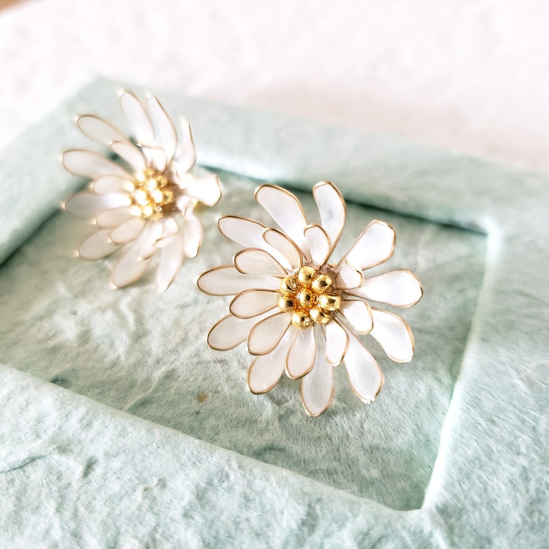 white chrysanthemum pierced or clip-on earrings - 耳环/耳夹 - 树脂 白色