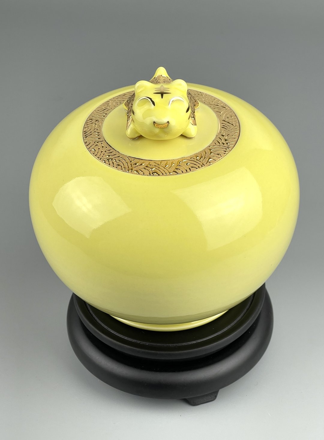 丰收之虎聚宝盆   - 精致盒装赠旋转底座 - 收纳用品 - 陶 黄色