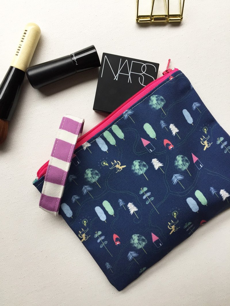 迷路的大野狼 小红帽笔袋 拉链小物包 提把手机袋 化妆包 手拿包  Red Ridinghood pouch bag - 手拿包 - 聚酯纤维 蓝色