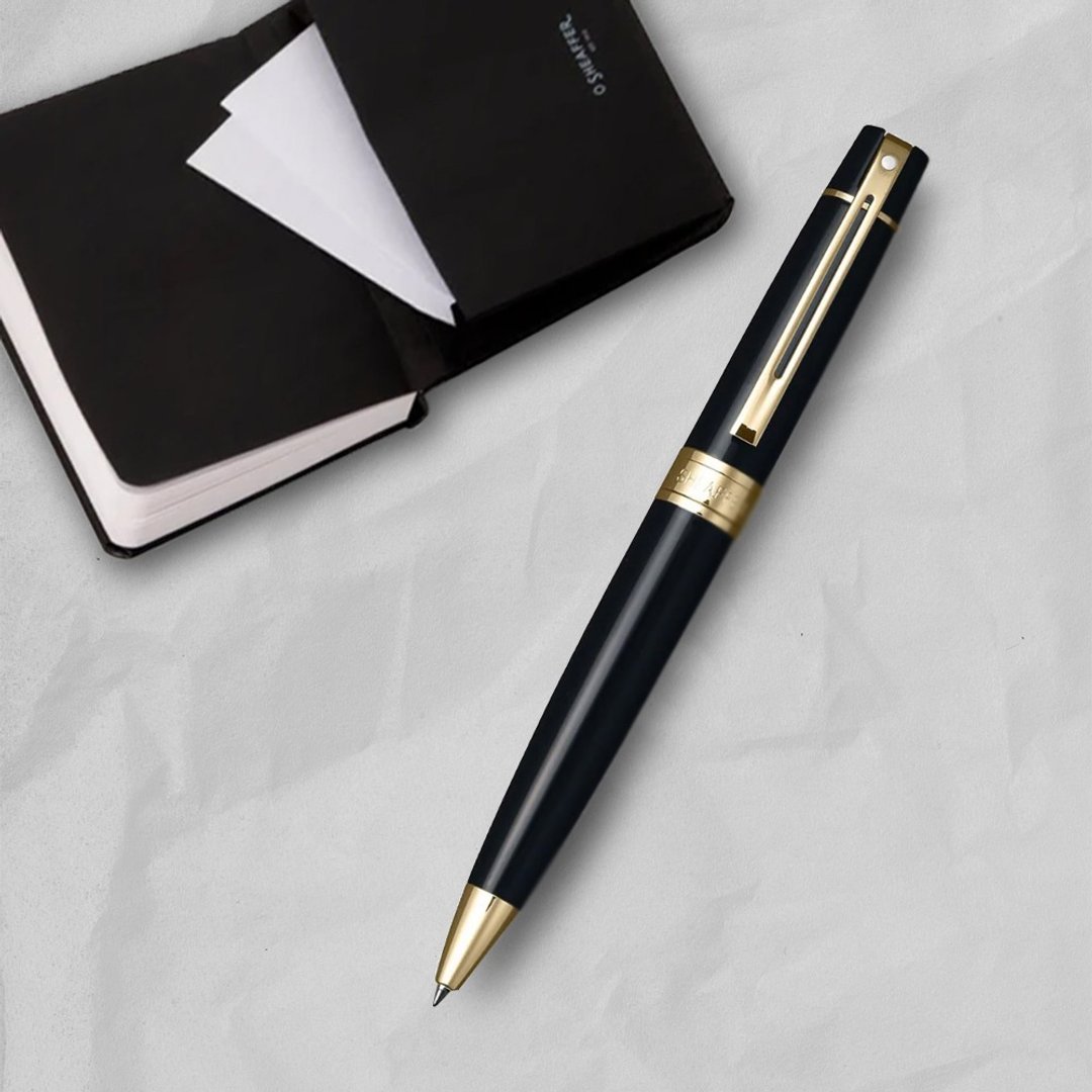【SHEAFFER】300 系列黑杆金夹原子笔+A6 笔记本礼盒 免费刻字 - 圆珠笔/中性笔 - 其他金属 黑色