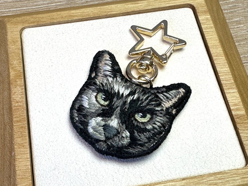 黑猫头像刺绣匙扣 制成品 - 钥匙链/钥匙包 - 绣线 多色