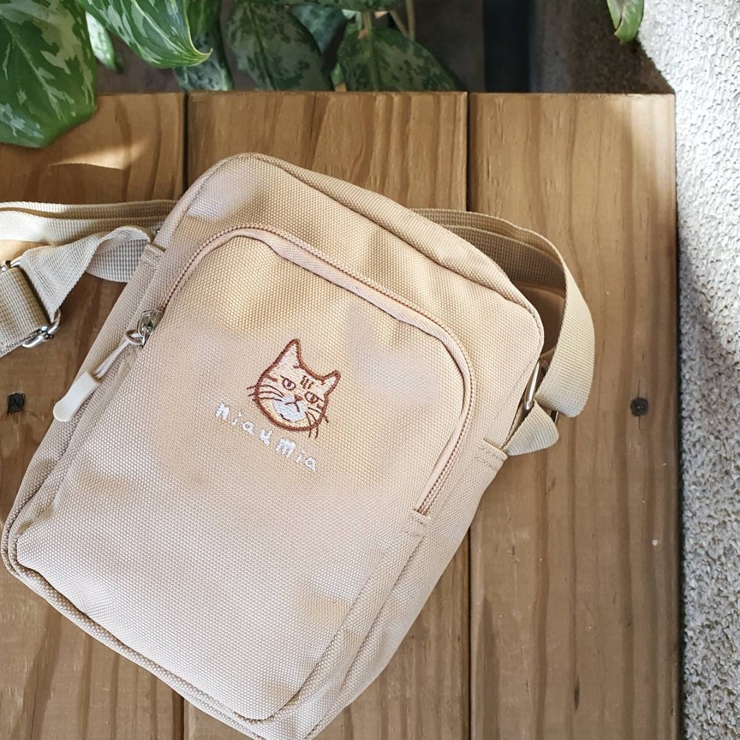茑咪 刺绣图案中型防泼水尼龙包 斜背包 (卡其) / 臭脸橘猫 - 侧背包/斜挎包 - 尼龙 卡其色