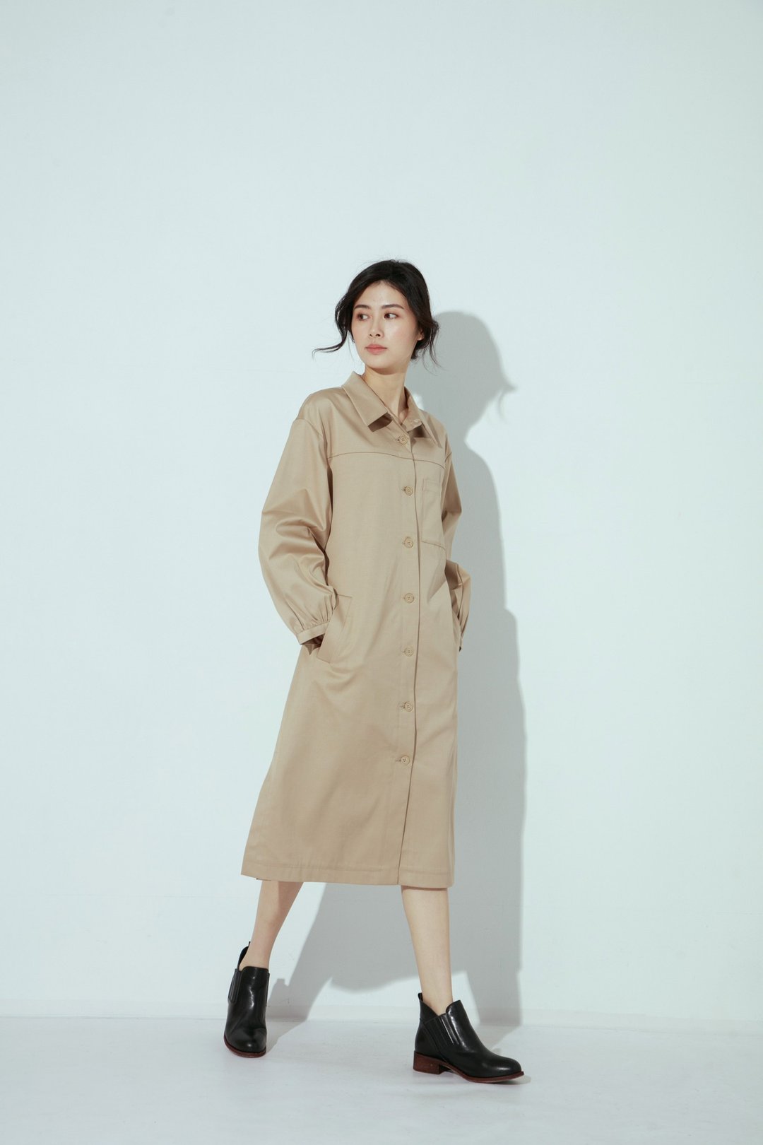 拥抱此刻开襟拼接洋装大衣-私家侦探(卡其) - 女装休闲/机能外套 - 棉．麻 卡其色
