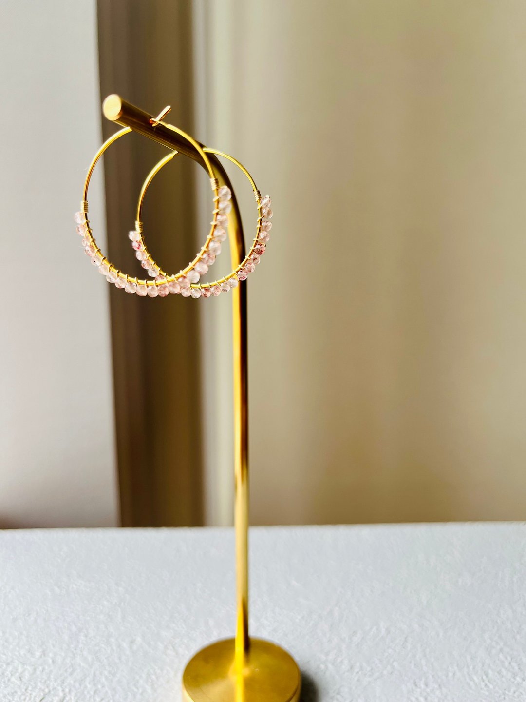 Natural pink stones hoop earrings - 耳环/耳夹 - 半宝石 粉红色