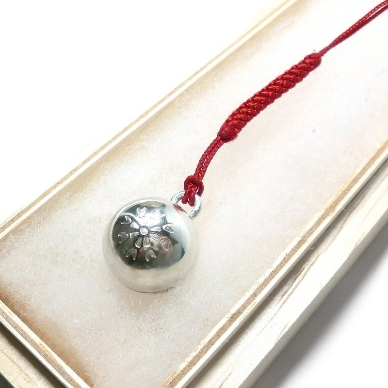 手作银铃花卉雕刻根付挂饰 : 匠人纯银 950 手工敲制 - 挂绳/吊绳 - 银 银色