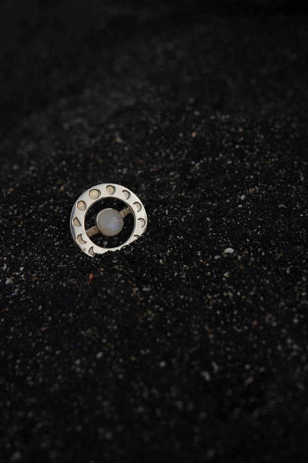 Sacred moon cycle ring with a moonstone. A circle ring with moon phases. - 戒指 - 银 