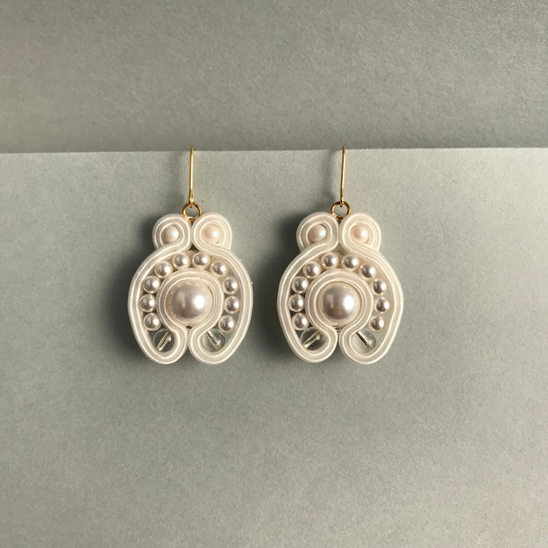 Soutache earrings Round pearl earrings white - 耳环/耳夹 - 其他材质 白色