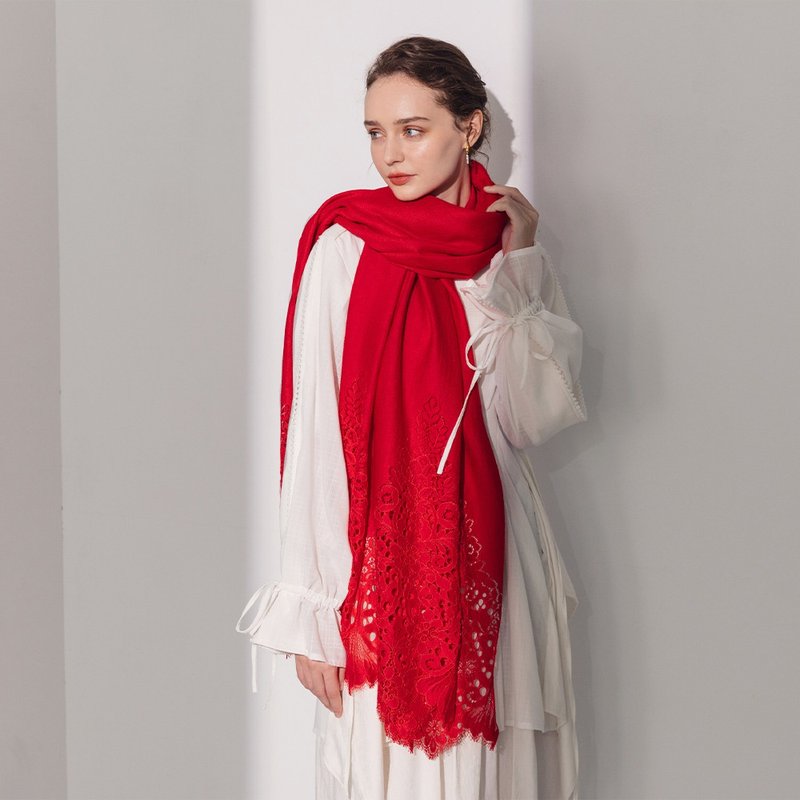 【礼盒礼物】Hestia镂空羊毛蕾丝披肩围巾-草莓红 - 围巾/披肩 - 羊毛 红色