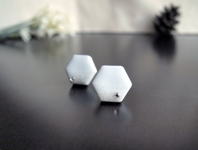 Hexagonal Mino ware Clip-On with Swarovski - 耳环/耳夹 - 瓷 白色