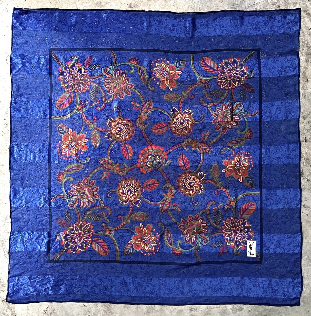 Yves Saint Laurent 真丝丝巾，43 x 43 英寸，100% 真丝，礼品 - 丝巾 - 丝．绢 蓝色