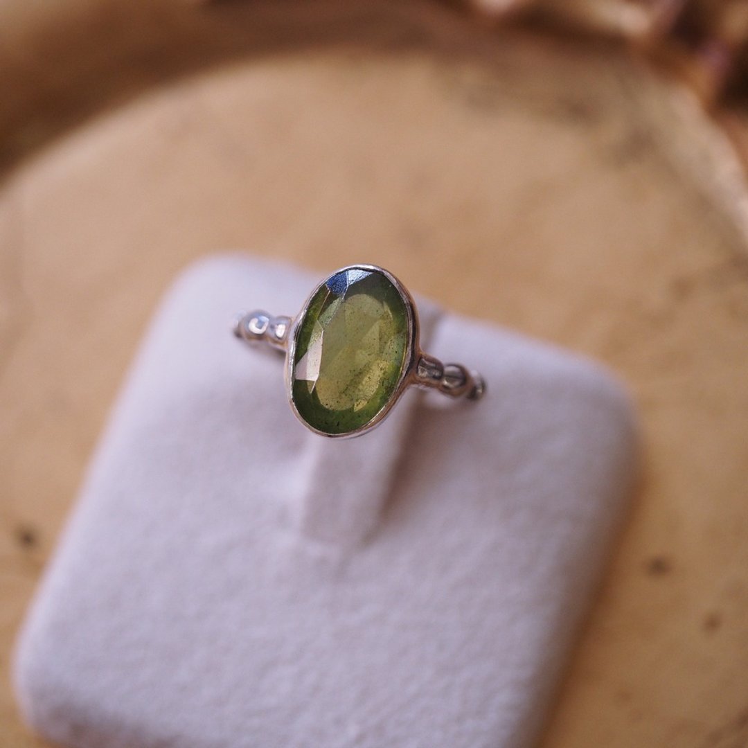 天然符山石  手工戒指 绿色系宝石 5月生日石 Vesuvianite ring - 戒指 - 半宝石 绿色