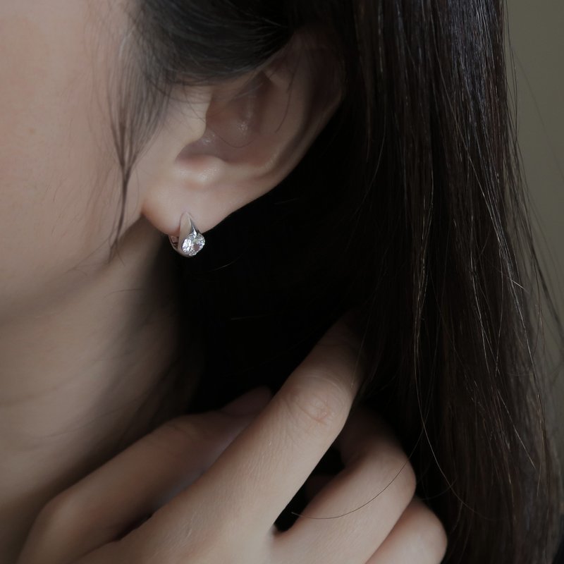 925纯银 锆石爪镶 亮雾面 易扣 耳环 一对 免费送礼包装 - 耳环/耳夹 - 纯银 灰色