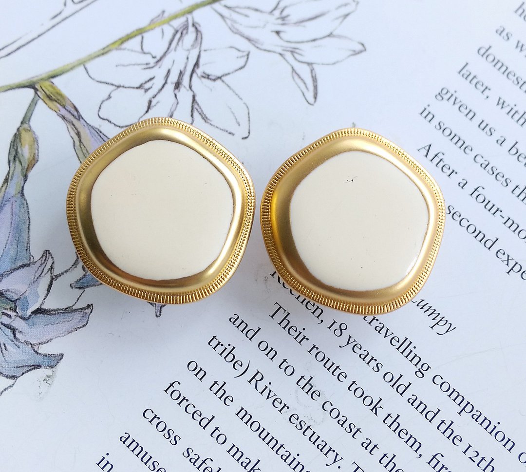 【西洋古董饰品 】典雅知性 奶白珐琅 针式耳环 - 耳环/耳夹 - 其他金属 金色