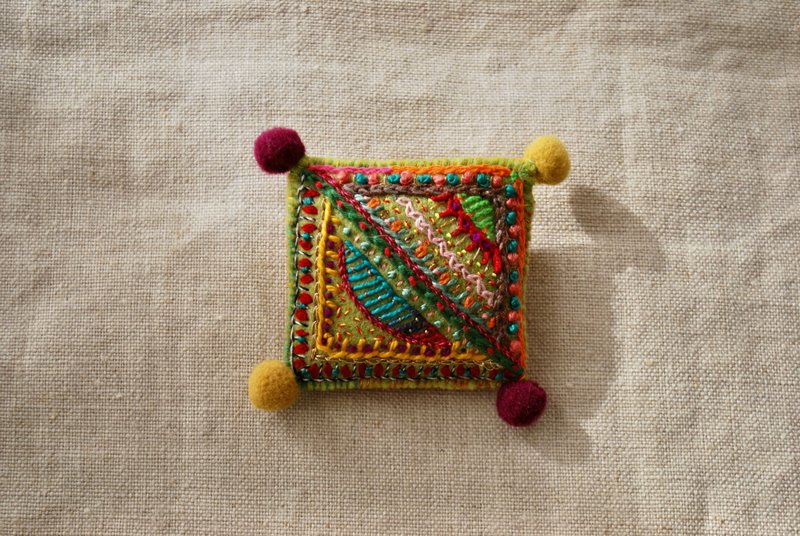缤纷刺绣绒球方形胸针－黄绿底色 - 胸针 - 绣线 多色