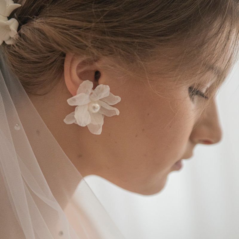轻柔雪纺花瓣耳环 - 耳环/耳夹 - 其他材质 