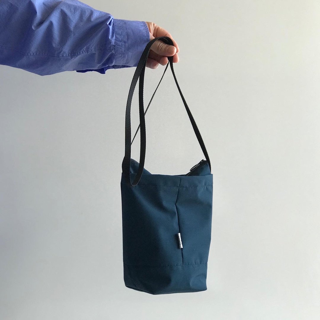 Nylon shoulder bag that can hold a PET bottle / Navy blue - 侧背包/斜挎包 - 其他材质 蓝色