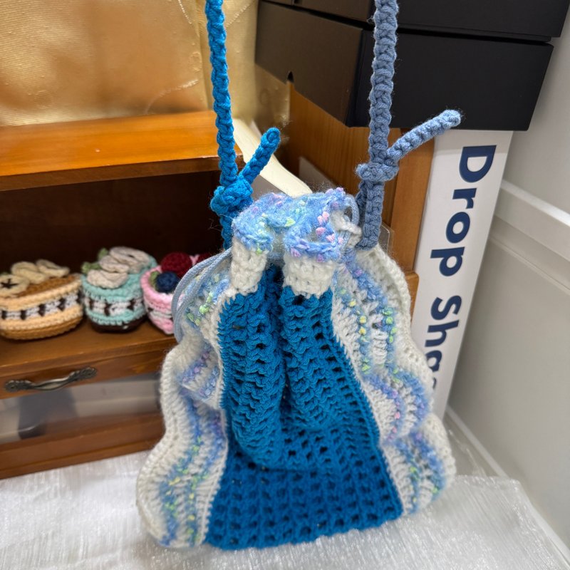 【海岛与落日】蓝色浪花 手工编织波浪抽绳小包 收纳袋 - 束口袋双肩包 - 棉．麻 蓝色