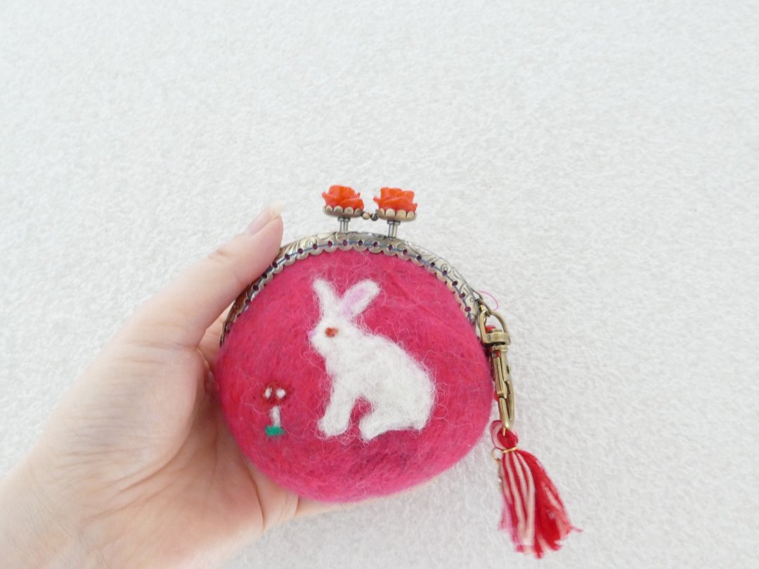 Wool felt gypsy rabbit flower mouth red - 化妆包/杂物包 - 羊毛 红色