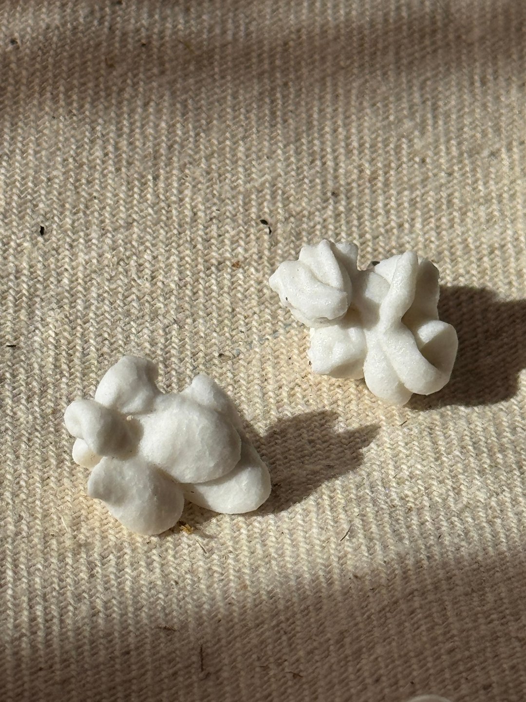 爆米花耳环 - 耳环/耳夹 - 瓷 白色