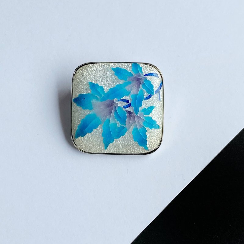Autumn leaves [Amairo Sky Blue] Cloisonne brooch Pure silver-clad wired cloisonne - 胸针 - 其他材质 蓝色