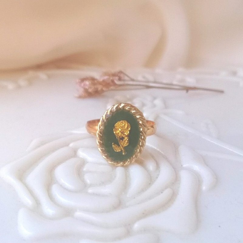 Vintage Rose Oval Ring NO.06 (Moss Green Free Size) - 戒指 - 树脂 绿色