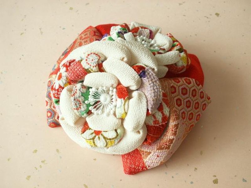《New color》 Knob work hair ornament Shichigosan [white camellia and big ribbon / white] - 发饰 - 丝．绢 白色
