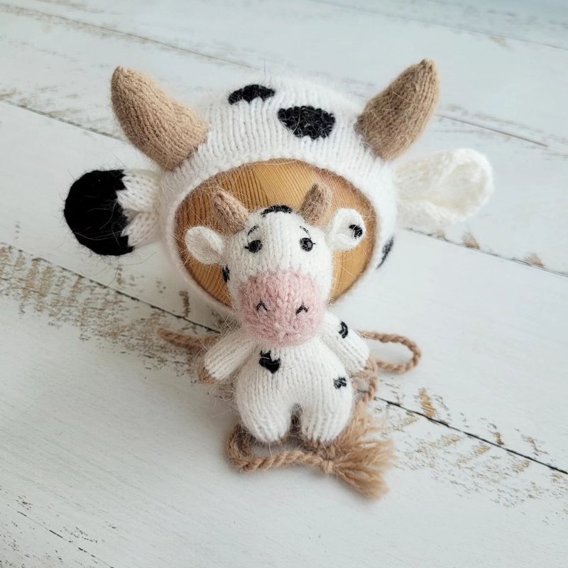 Newborn White Black cow bonnet and stuffed toy. Girl or boy photo props. - 婴儿饰品 - 羊毛 