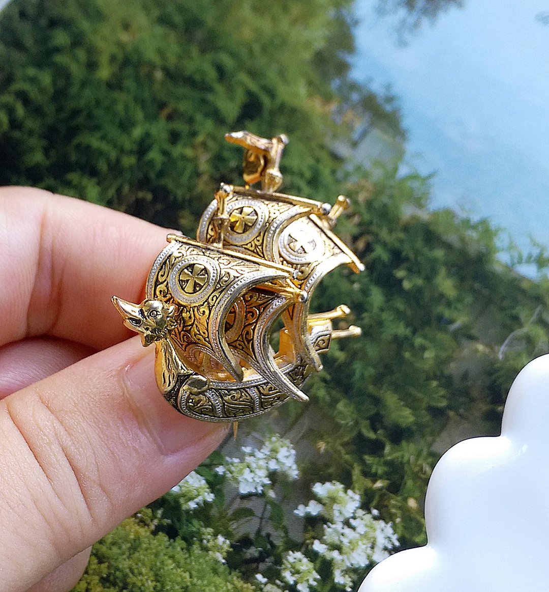 【西洋古董饰品 】DAMASCENE 西班牙大马士革 小巧船鉴 别针 胸针 - 胸针 - 其他材质 白色