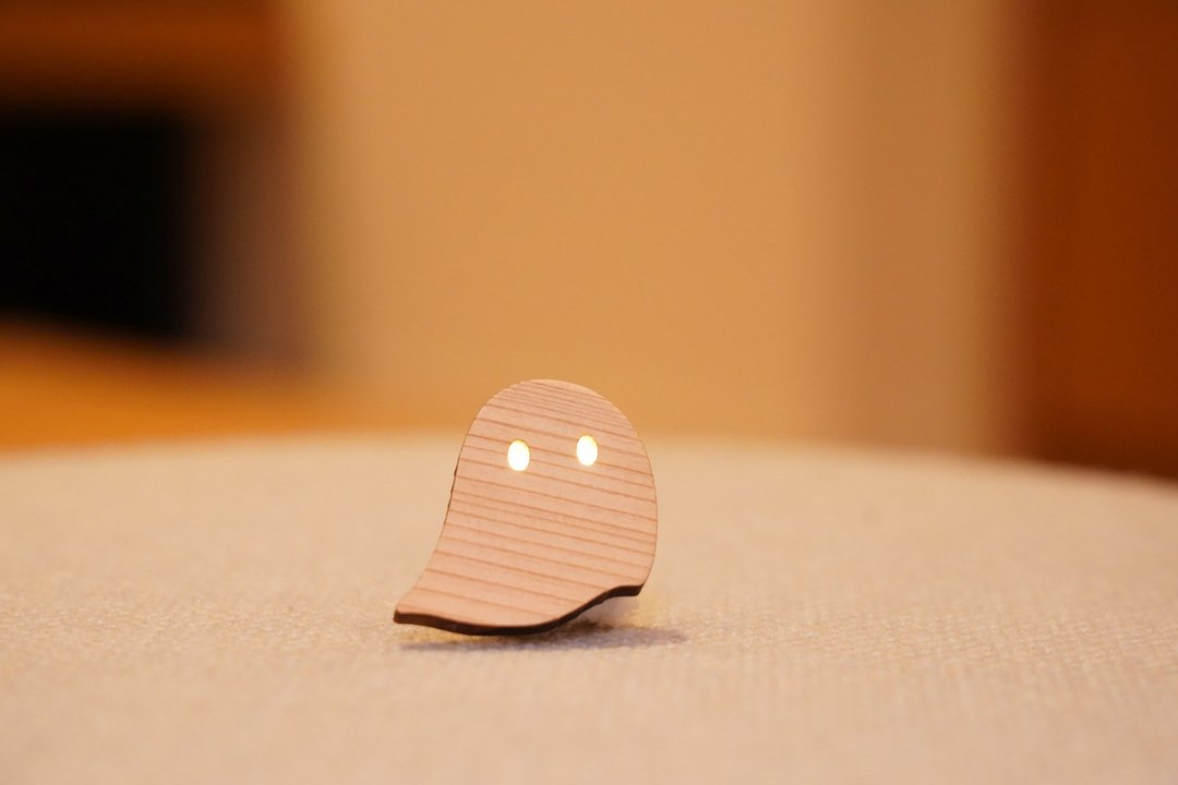 Ghost puzzle LED badge SUGI Kumamoto Oguni Sugi No.2 - 胸针 - 木头 咖啡色