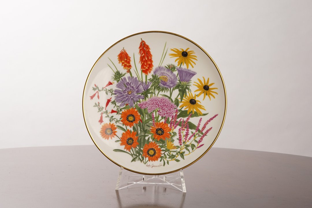英国古董Wedgwood 1977年度花卉骨瓷盘(9月、10月、11月、12月) - 盘子/餐盘/盘架 - 陶 多色