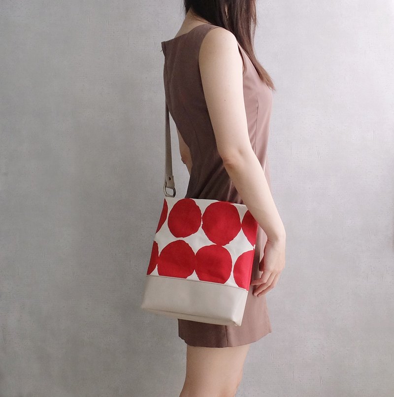 有晴天　斜背／侧背／手提　三段式背带　日本帆布+羊皮　牛皮背带　米白x大红圈圈 - 侧背包/斜挎包 - 真皮 红色