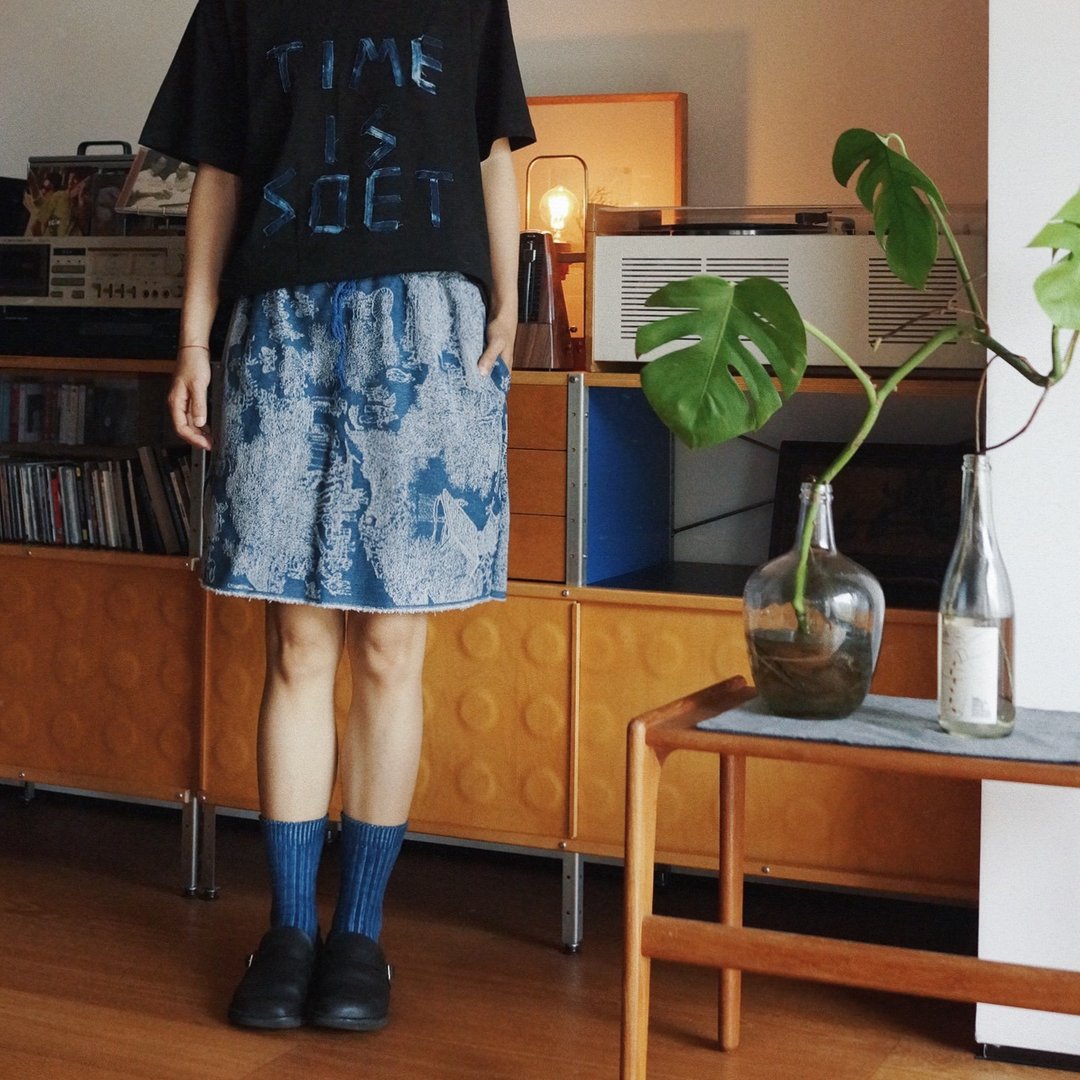 藍色 夏季百搭雙兜短裙 宋人樂活圖 水洗提花牛仔 毛邊款 - 裙子 - 棉．麻 蓝色