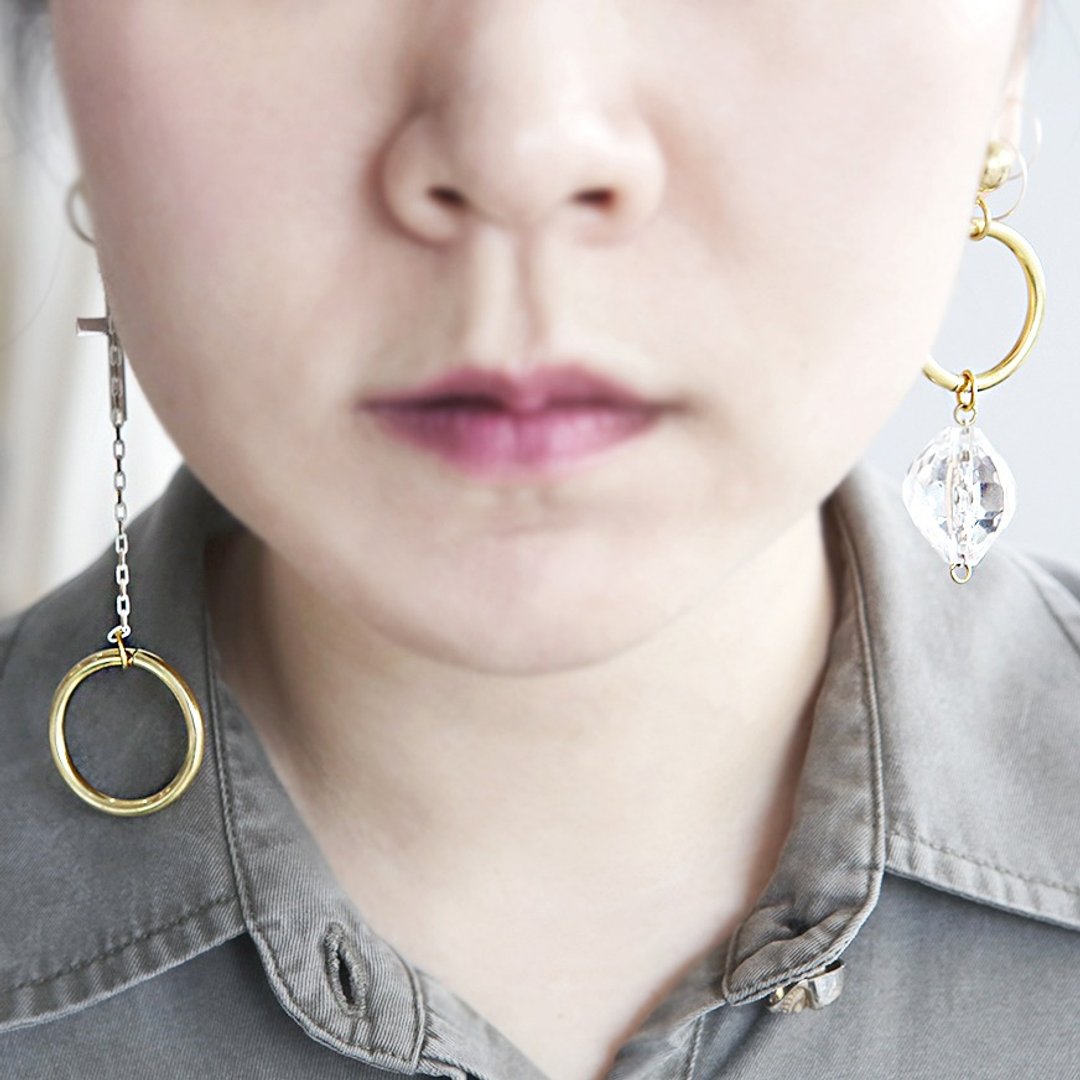 Mismatched Earrings, One Long One Short Drop Earrings, Hoop Short Long Clear Beaded Earrings, Hoops with clear bead, Circle Drop Earrings, Circle Dangle Earrings - 耳环/耳夹 - 其他金属 金色