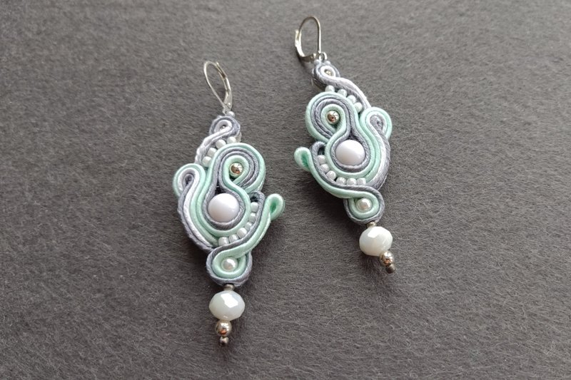 新娘耳環 婚禮 White Gray Mint Bridal Earrings long beaded embroidered soutache - 耳环/耳夹 - 其他材质 银色