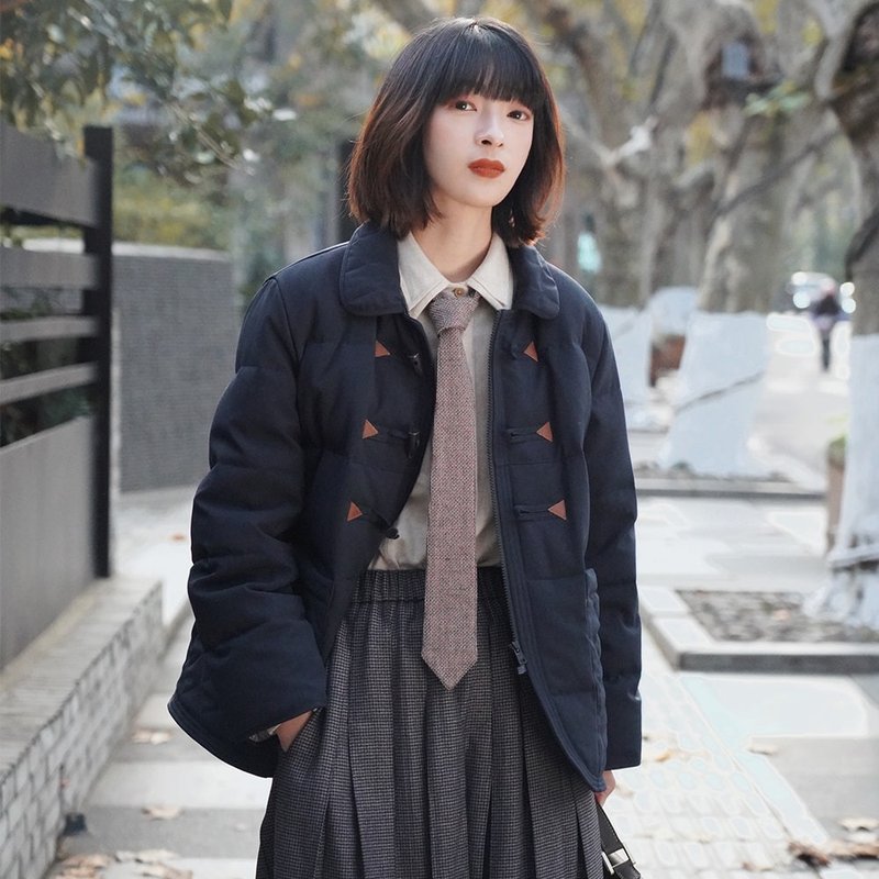 藏青色翻领牛角扣羽绒外套|外套|冬款|聚酯纤维+白鸭绒|Sora-645 - 女装上衣 - 聚酯纤维 