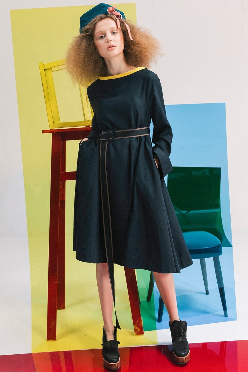 Envol Avec Ning喇叭袖束腰露背洋装-深蓝黄 - 洋装/连衣裙 - 纸 蓝色