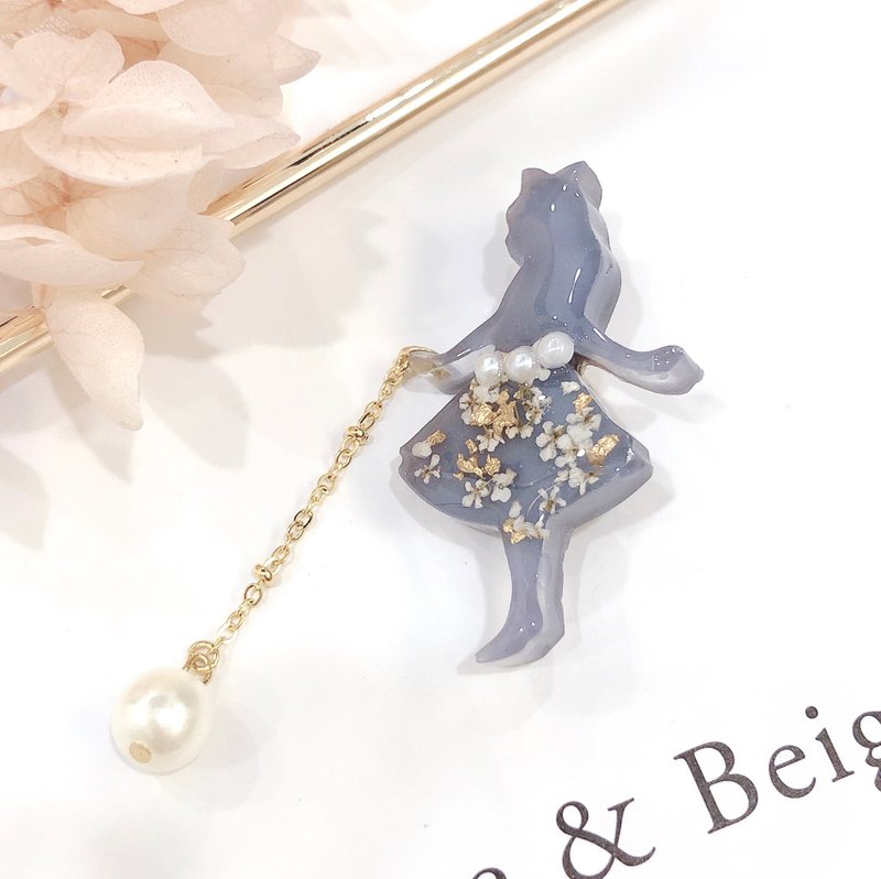 PUREST HOME 爱丽丝梦游仙境 珍珠 手作 别针  / 爱丽丝胸针 / 蓝 - 胸针 - 其他材质 