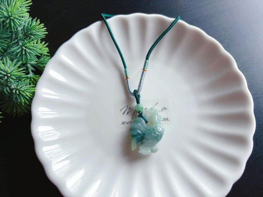 天然缅甸玉 翡翠 飘花带黄翡鸡 心想事成 人丁兴旺 项链 礼物 - 挂绳/吊绳 - 玉石 绿色