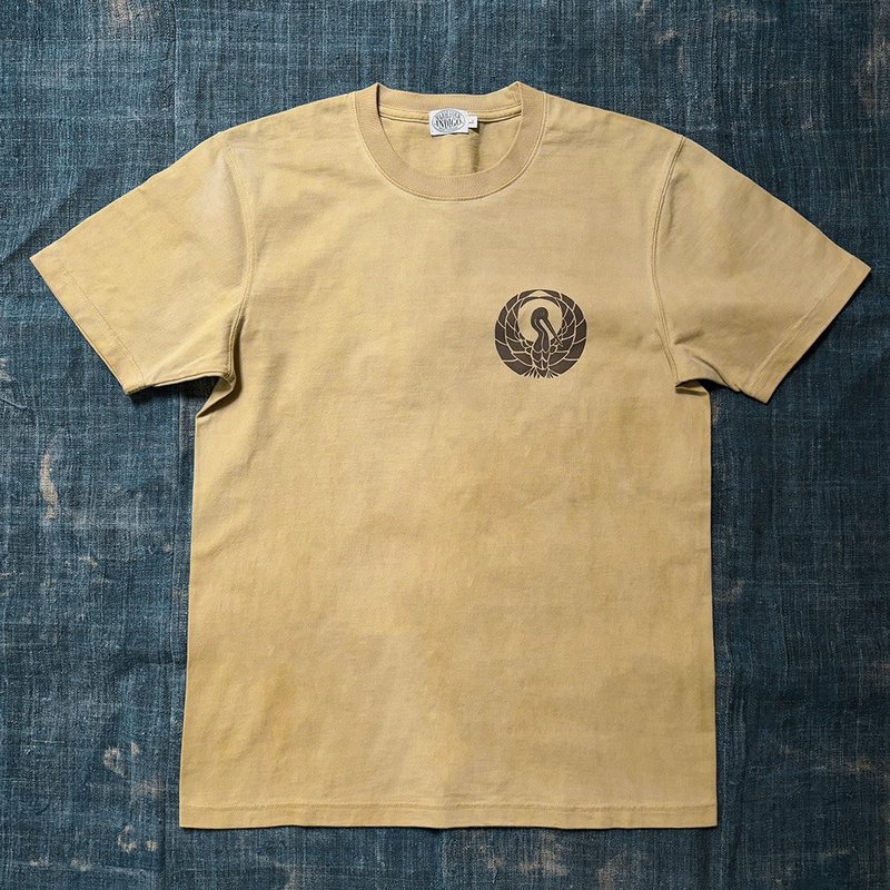 MajorFolk 植物染 石榴皮染 型染仙鹤 dyeing蛋黄色短袖男TEE - 男装上衣/T 恤 - 棉．麻 