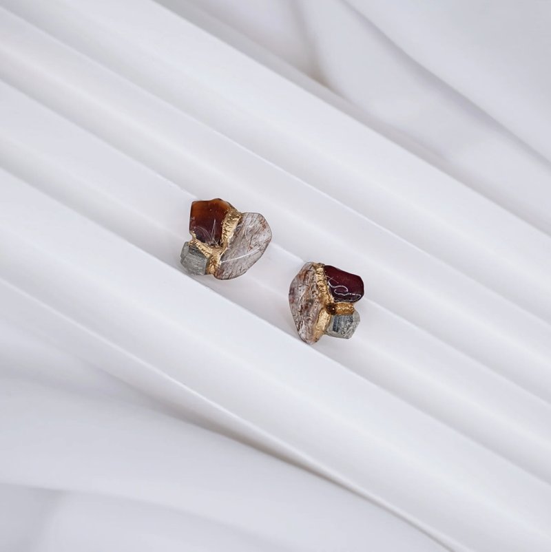 韵彩作品E 不对称独一无二金继饰品 - 耳环/耳夹 - 半宝石 红色